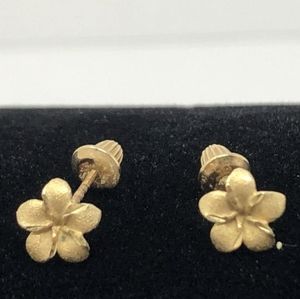 14K Solid Gold Plumeria Flower Stud Earrings .93 grams